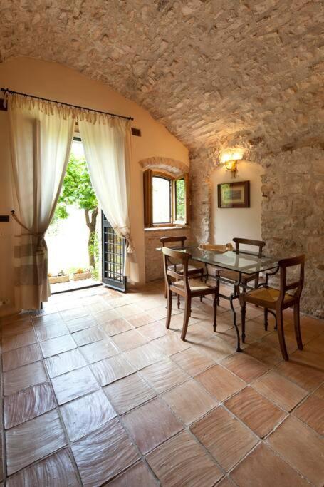 All Stone Horse Stable Converted To Elegant Apartment - Baltimora スポレート エクステリア 写真